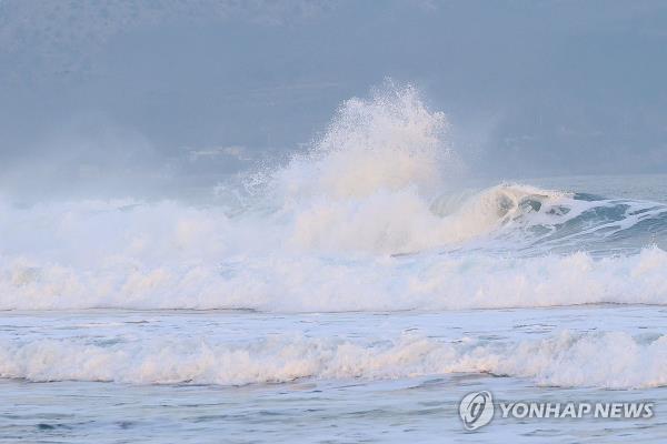 A tsunami stirs up high waves off the eastern coastal city of Pohang, South Korea, on Jan. 2, 2024, following a magnitude-7.6 earthquake in Japan's Noto Peninsula the previous day. (Yonhap)