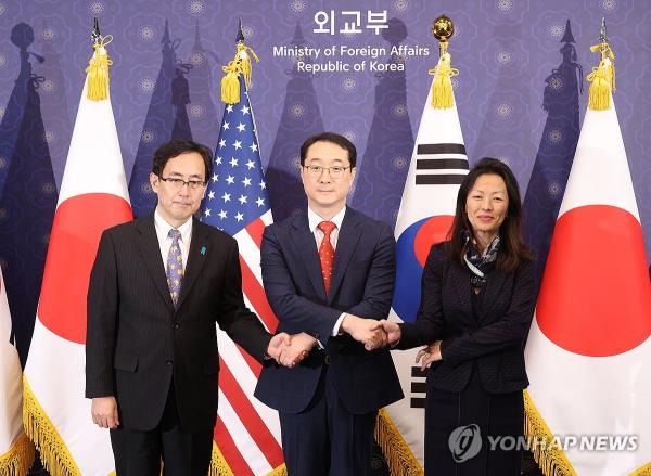 Kim Gunn (C), South Korea's top nuclear envoy, poses for a photo with his respective U.S. and Japanese counterparts, Jung Pak (R) and Hiroyuki Namazu (L), ahead of their trilateral talks on North Korea and related issues, at Seoul's foreign ministry on Jan. 18, 2024. (Pool photo) (Yonhap)