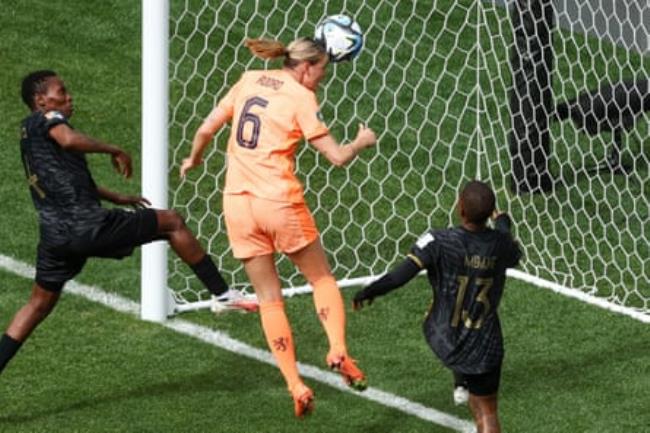 Jill Roord scores the opening goal against South Africa.