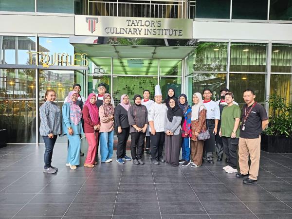 Micro-entrepreneurs and Taylor’s Culinary Institute lecturers after a culinary workshop organised under the Ibu.Niaga project.