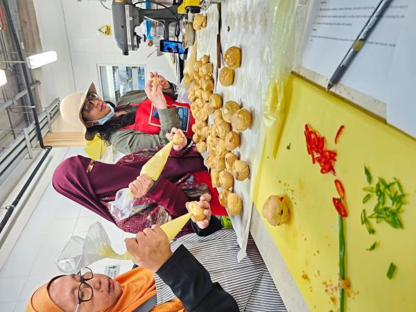 Ibu.Niaga micropreneurs refining their culinary skills by making kuih in Taylor’s Culinary Institute’s kitchen.