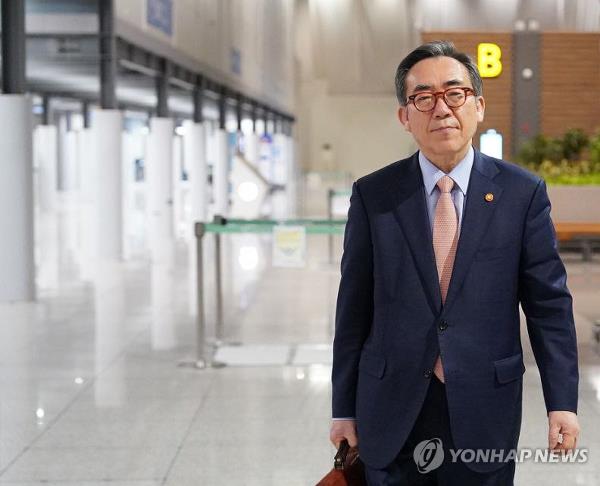 Foreign Minister Cho Tae-yul arrives at Incheon airport, west of Seoul, on Feb. 20, 2024, before his departure for Rio de Janeiro to attend a meeting of the top diplomats of the Group of 20 countries, in this photo released by the South Korean ministry. (PHOTO NOT FOR SALE) (Yonhap)