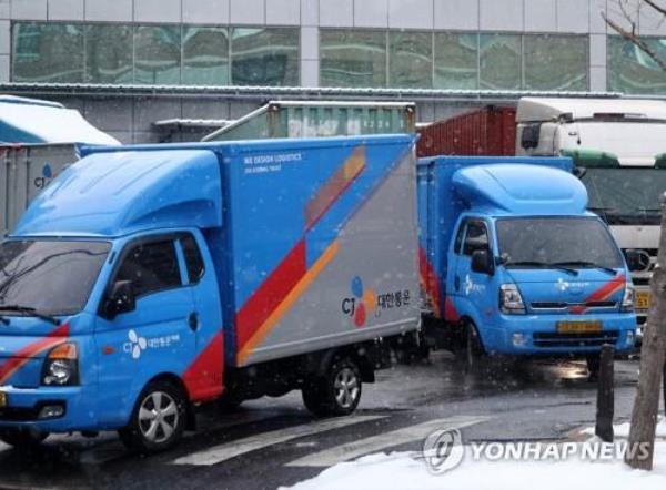 Delivery trucks are parked at a terminal of CJ Logistics. (Yonhap)