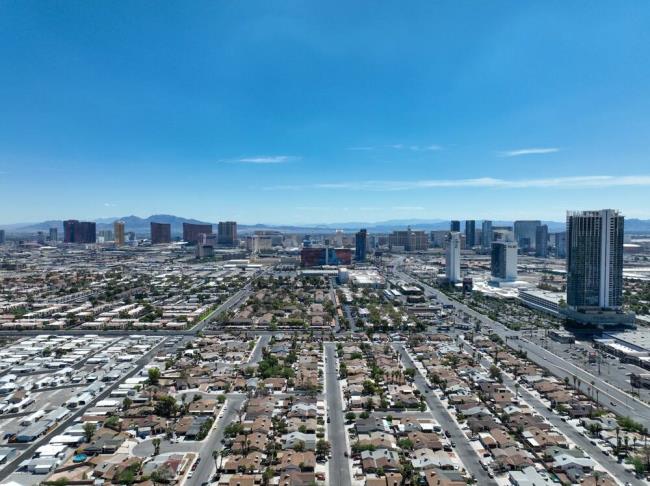 Aerial view across Las Vegas, Nevada,  November 15, 2022. (Unwind / Shutterstock)
