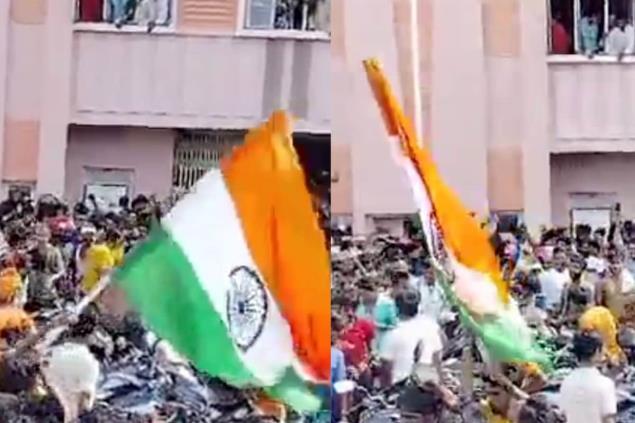Gadar 2 Frenzy: Viral Video Shows Massive Crowd Hoisting Indian Flag Outside Single Screen in Bihar