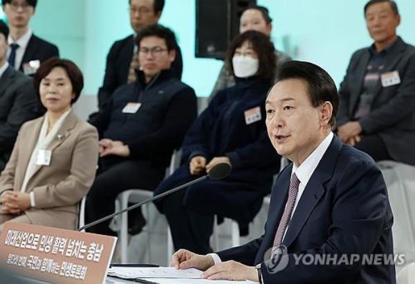 President Yoon Suk Yeol (R) speaks during a government-public debate on livelihood issues at an airfield in Seosan, 98 kilometers southwest of Seoul, on Feb. 26, 2024. (Pool photo) (Yonhap)