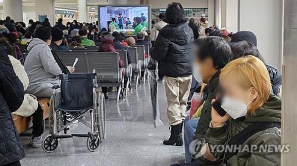 A public hospital in Seoul is flooded with patients on Feb. 22, 2024, amid trainee doctors' walkout in protest of the government's plan to increase medical school students. (Yonhap)