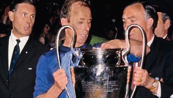 GLORY DAYS: Manchester United's Bobby Charlton lifts the European Cup GLORY DAYS: Manchester United's Bobby Charlton lifts the European Cup