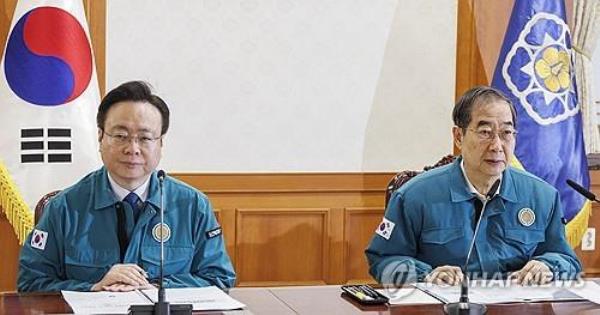 Prime Minister Han Duck-soo (R) speaks at an emergency meeting with ministers at the government complex in central Seoul on Feb. 19, 2024. (Yonhap)