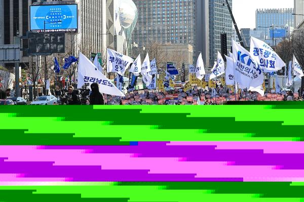 Doctors hold a rally in central Seoul in this file photo taken Dec. 17, 2023, calling on the government to retract its plan to expand the medical school quota. (Yonhap)