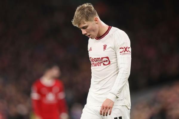 Rasmus Hojlund of Manchester United looking dejected