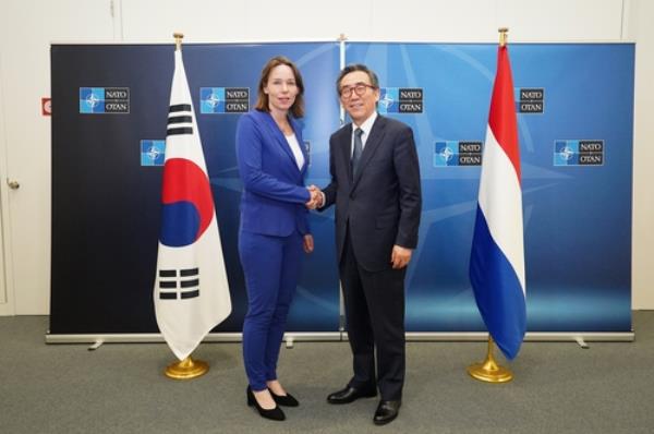 Foreign Minister Cho Tae-yul (R) shakes hands with his Dutch counterpart, Hanke Bruins Slot, in this undated photo provided by the foreign ministry. (PHOTO NOT FOR SALE) (Yonhap)