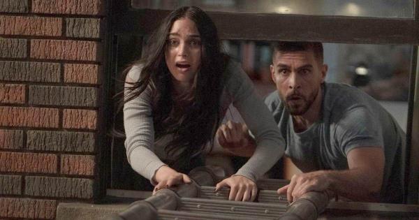 Danny brackett helps one of the carpenter sisters in scream 6