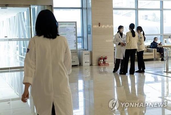 Medical workers talk at a general hospital in Seoul on March 4, 2024. (Yonhap)
