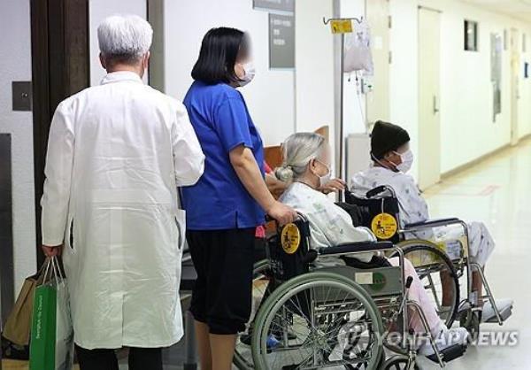 Patients sit in wheelchairs at a hospital in Seoul on March 22, 2024. (Yonhap)
